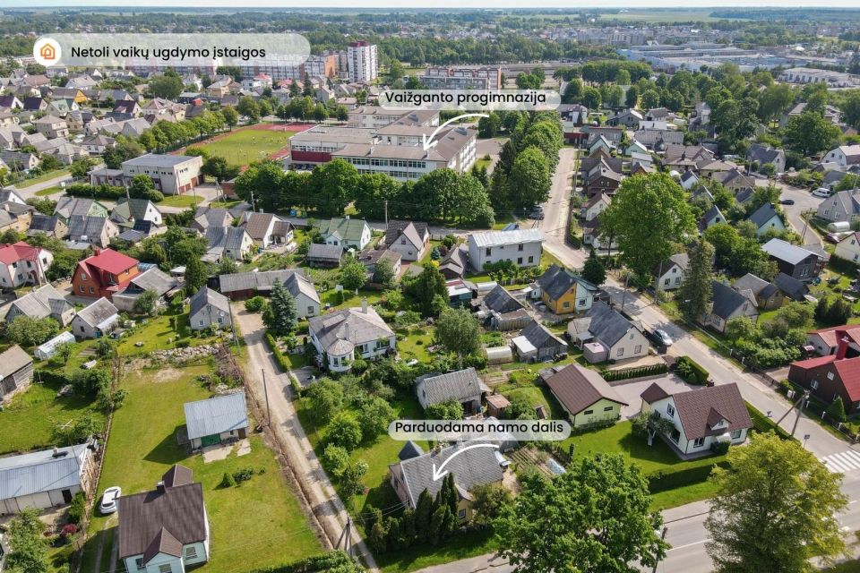 Parduodama įrengta rąstinio namo dalis 42,23 kv. m ploto su sklypo dalimi Radvili&scaron;kyje, Dariaus ir Girėno g. 102.