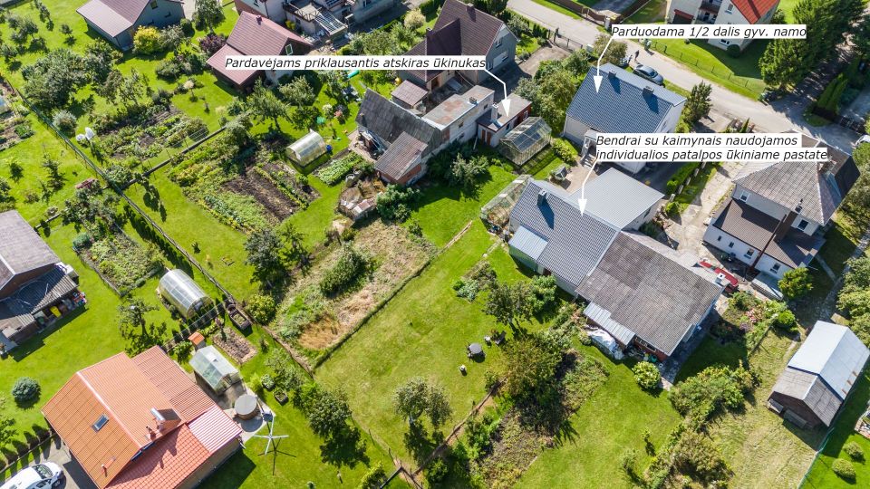Parduodama ½ (pusė) mūrinio namo dalis su 8,32 arų (iš bendro 15,57 a.) sklypu Užuovėjos g. 8, Ginkūnų k., Šiaulių r.