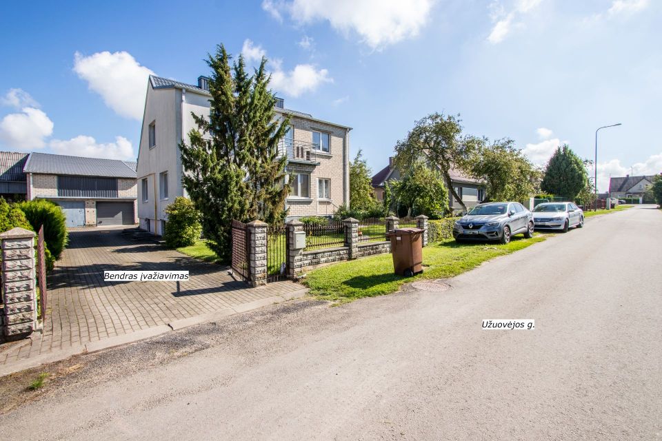 Parduodama ½ (pusė) mūrinio namo dalis su 8,32 arų (iš bendro 15,57 a.) sklypu Užuovėjos g. 8, Ginkūnų k., Šiaulių r.