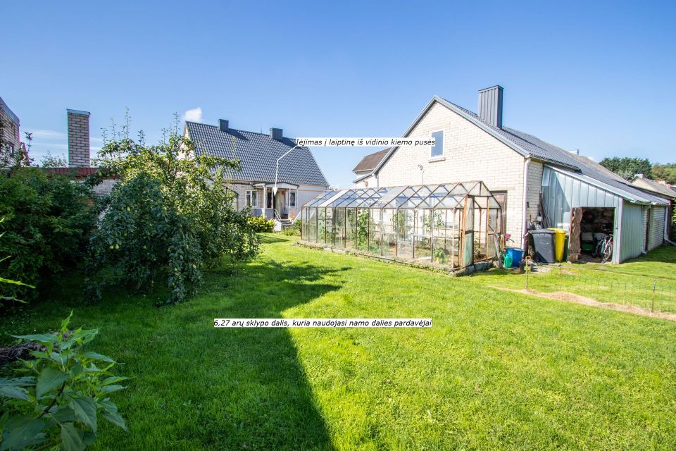 Parduodama ½ (pusė) mūrinio namo dalis su 8,32 arų (iš bendro 15,57 a.) sklypu Užuovėjos g. 8, Ginkūnų k., Šiaulių r.