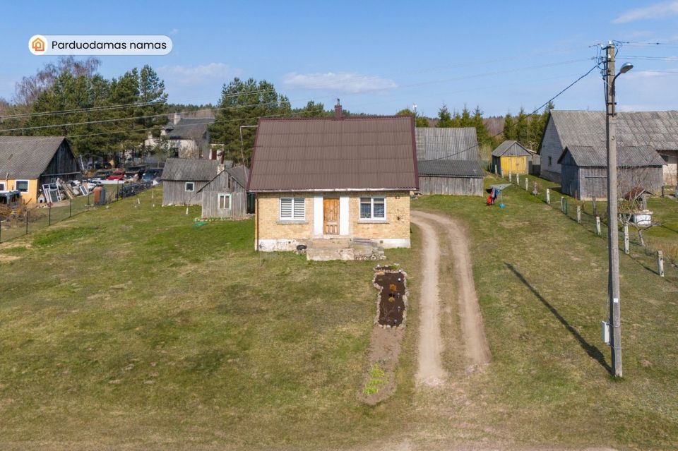 Parduodama sodyba Kelmės r., Grimzių k. 43 su mūriniu 60,69 kv.m. namu ir 25 arų sklypu
