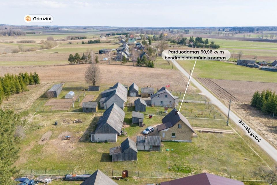 Parduodama sodyba Kelmės r., Grimzių k. 43 su mūriniu 60,69 kv.m. namu ir 25 arų sklypu