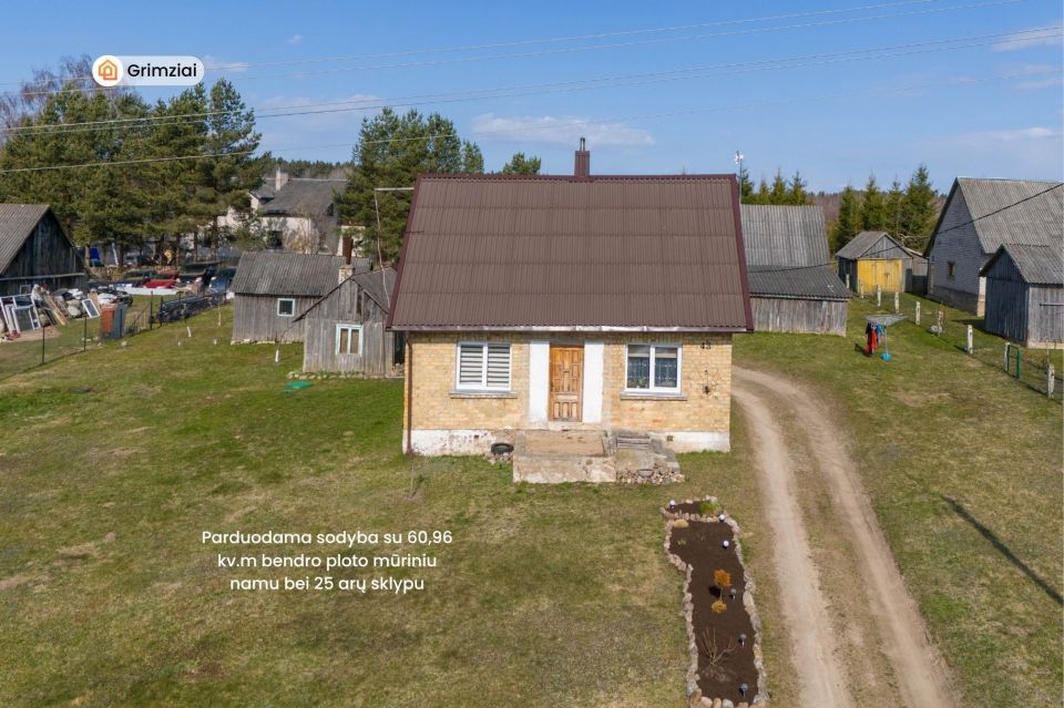 Parduodama sodyba Kelmės r., Grimzių k. 43 su mūriniu 60,69 kv.m. namu ir 25 arų sklypu