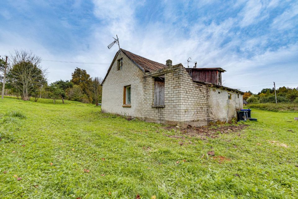 Parduodama sodyba su 81 aro ploto sklypu, Tel&scaron;ių r., Pabalvės k. Vainočių g. 46.