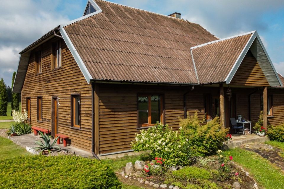 Parduodama sodyba miškų apsuptyje, Telšių r., Sarakų II k. su 3 ha sklypu ir tvenkiniu