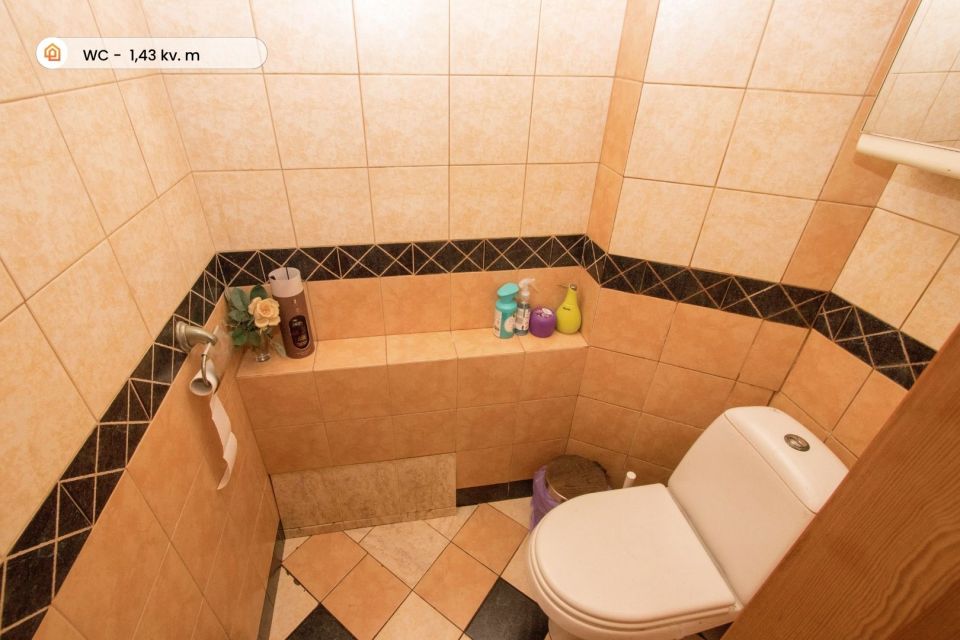 Parduodama tvarkinga ir jauki 2 auk&scaron;tų gyvenamojo namo dalis i&scaron;puoselėtoje aplinkoje Pakruojo r., Žvirblonių k., Simani&scaron;kių g. 21.