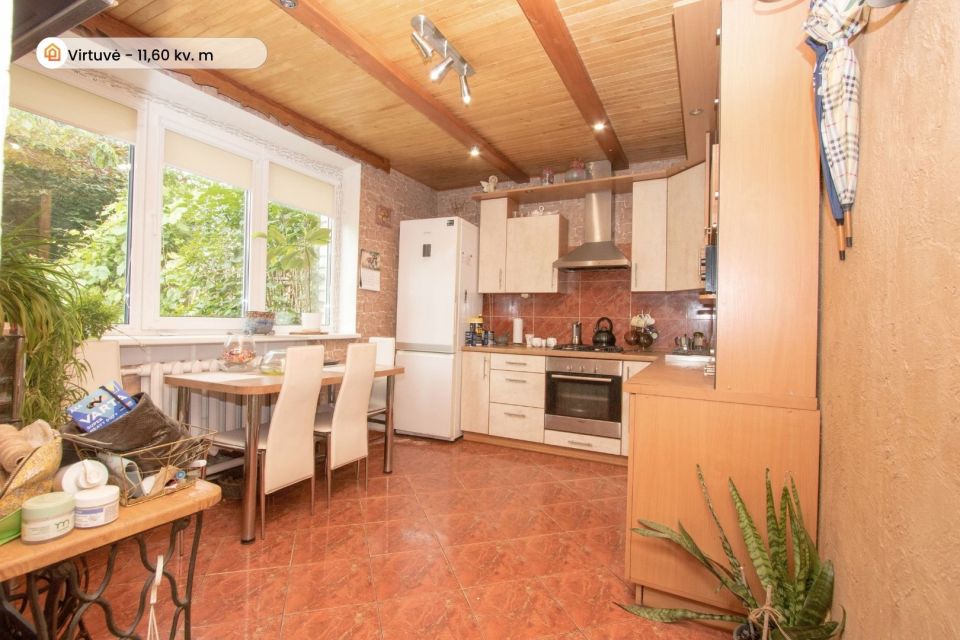 Parduodama tvarkinga ir jauki 2 auk&scaron;tų gyvenamojo namo dalis i&scaron;puoselėtoje aplinkoje Pakruojo r., Žvirblonių k., Simani&scaron;kių g. 21.