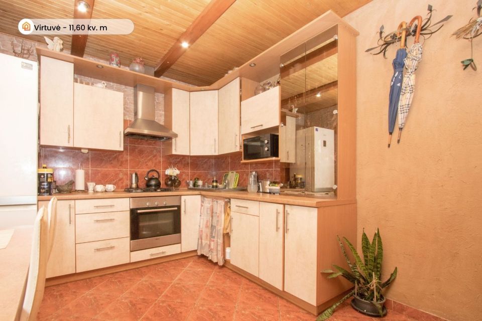 Parduodama tvarkinga ir jauki 2 auk&scaron;tų gyvenamojo namo dalis i&scaron;puoselėtoje aplinkoje Pakruojo r., Žvirblonių k., Simani&scaron;kių g. 21.