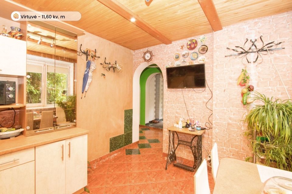 Parduodama tvarkinga ir jauki 2 auk&scaron;tų gyvenamojo namo dalis i&scaron;puoselėtoje aplinkoje Pakruojo r., Žvirblonių k., Simani&scaron;kių g. 21.