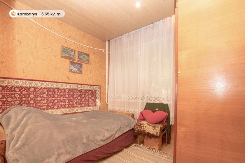 Parduodama tvarkinga ir jauki 2 auk&scaron;tų gyvenamojo namo dalis i&scaron;puoselėtoje aplinkoje Pakruojo r., Žvirblonių k., Simani&scaron;kių g. 21.