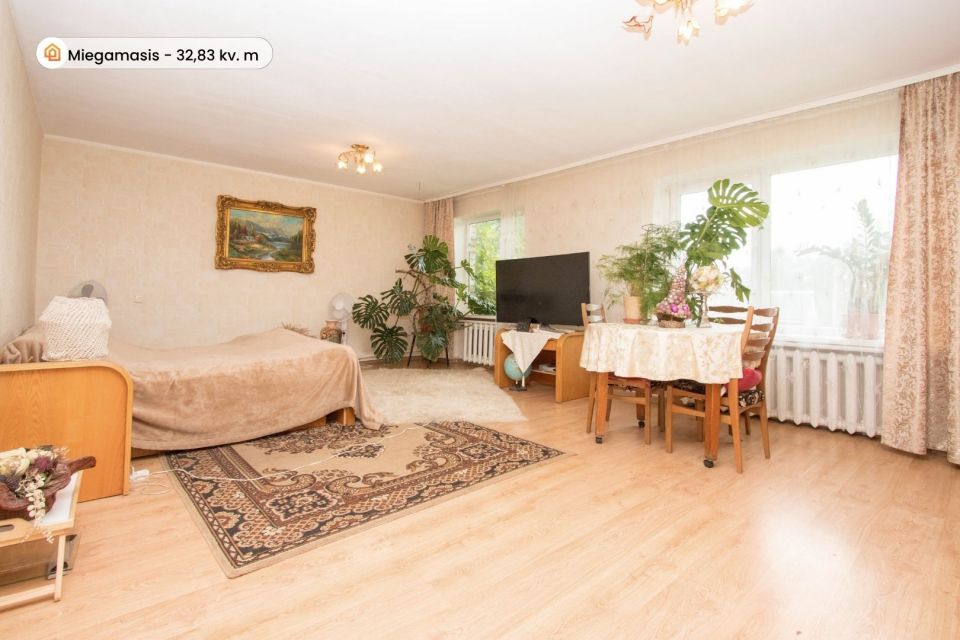 Parduodama tvarkinga ir jauki 2 auk&scaron;tų gyvenamojo namo dalis i&scaron;puoselėtoje aplinkoje Pakruojo r., Žvirblonių k., Simani&scaron;kių g. 21.