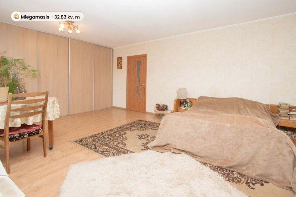 Parduodama tvarkinga ir jauki 2 auk&scaron;tų gyvenamojo namo dalis i&scaron;puoselėtoje aplinkoje Pakruojo r., Žvirblonių k., Simani&scaron;kių g. 21.