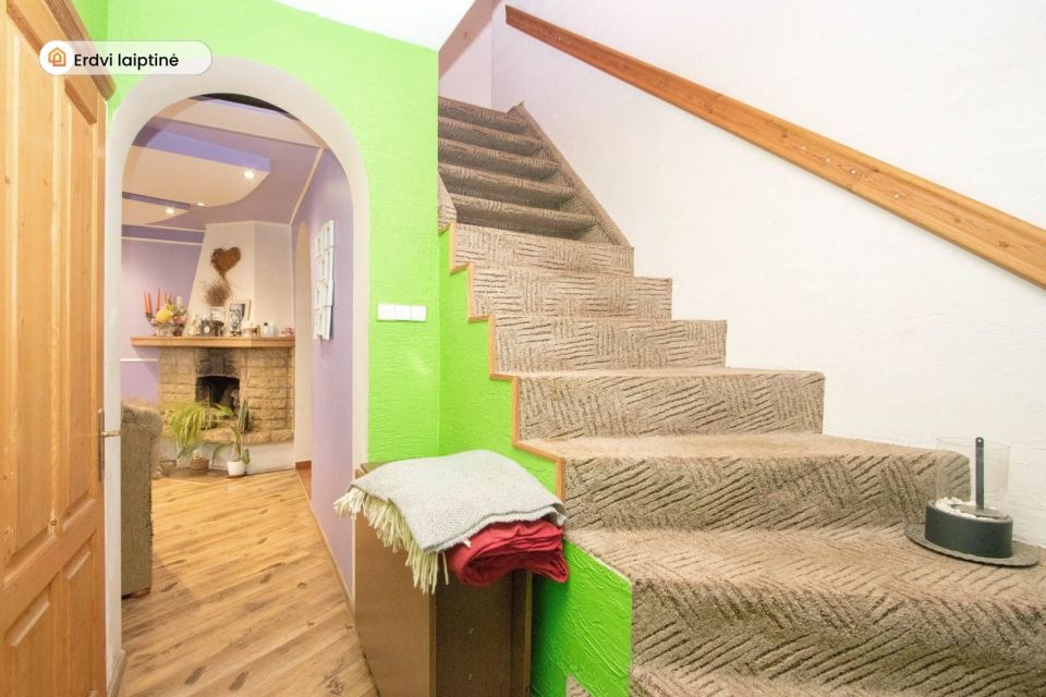 Parduodama tvarkinga ir jauki 2 auk&scaron;tų gyvenamojo namo dalis i&scaron;puoselėtoje aplinkoje Pakruojo r., Žvirblonių k., Simani&scaron;kių g. 21.