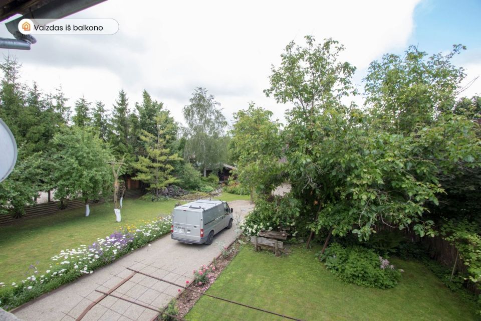 Parduodama tvarkinga ir jauki 2 auk&scaron;tų gyvenamojo namo dalis i&scaron;puoselėtoje aplinkoje Pakruojo r., Žvirblonių k., Simani&scaron;kių g. 21.