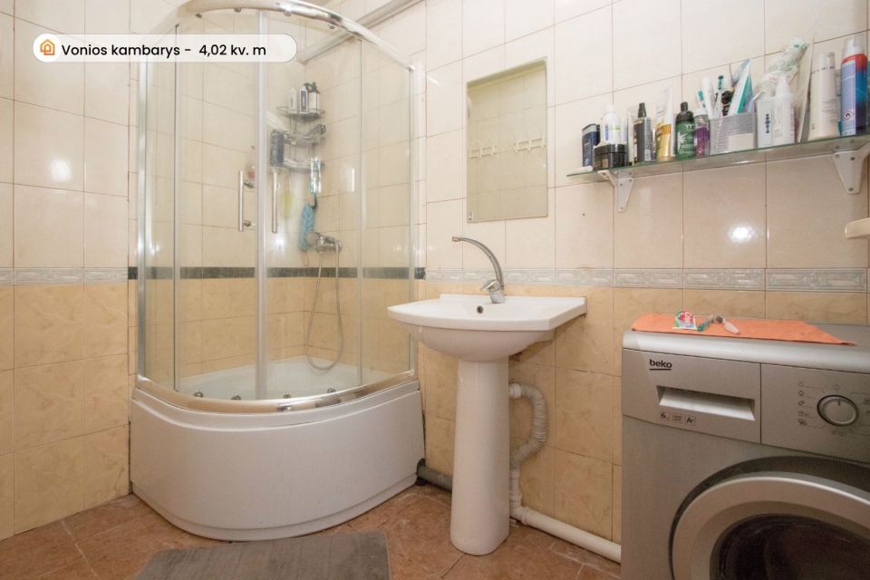 Parduodama tvarkinga ir jauki 2 auk&scaron;tų gyvenamojo namo dalis i&scaron;puoselėtoje aplinkoje Pakruojo r., Žvirblonių k., Simani&scaron;kių g. 21.