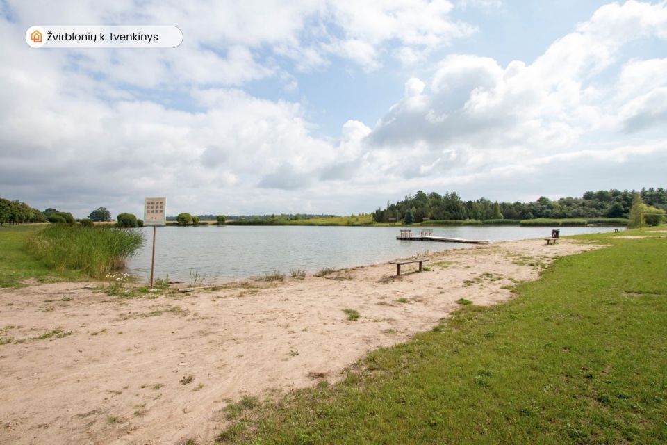 Parduodama tvarkinga ir jauki 2 auk&scaron;tų gyvenamojo namo dalis i&scaron;puoselėtoje aplinkoje Pakruojo r., Žvirblonių k., Simani&scaron;kių g. 21.