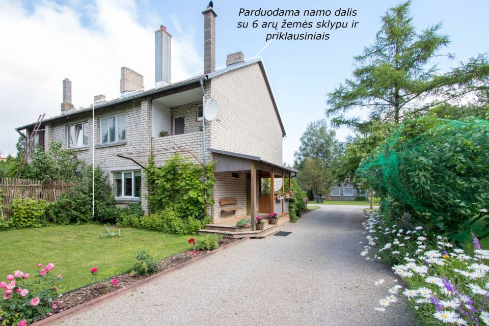 Parduodama tvarkinga ir jauki 2 auk&scaron;tų gyvenamojo namo dalis i&scaron;puoselėtoje aplinkoje Pakruojo r., Žvirblonių k., Simani&scaron;kių g. 21.