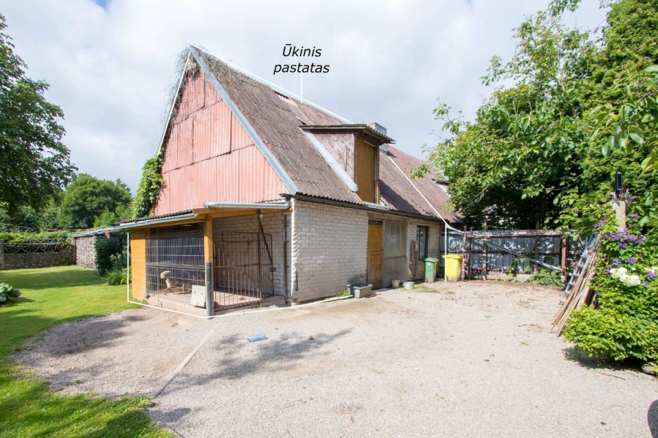 Parduodama tvarkinga ir jauki 2 auk&scaron;tų gyvenamojo namo dalis i&scaron;puoselėtoje aplinkoje Pakruojo r., Žvirblonių k., Simani&scaron;kių g. 21.