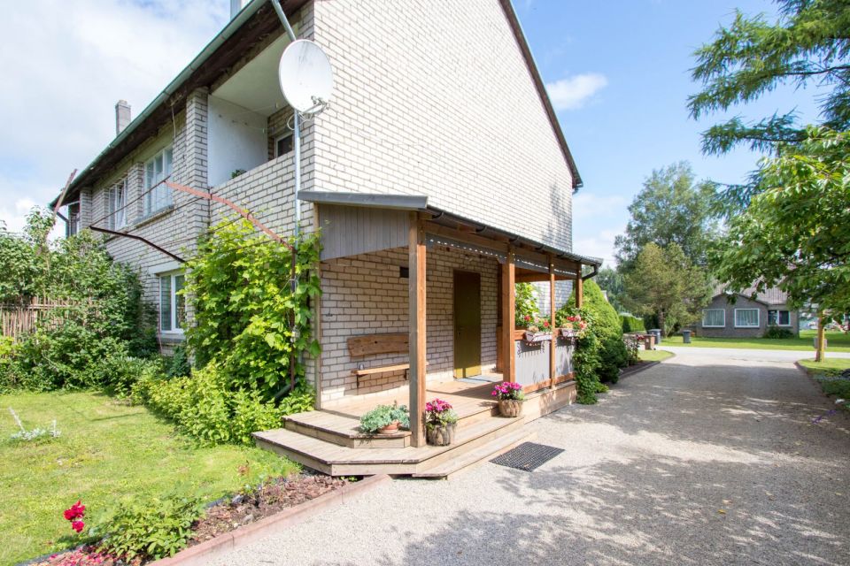 Parduodama tvarkinga ir jauki 2 auk&scaron;tų gyvenamojo namo dalis i&scaron;puoselėtoje aplinkoje Pakruojo r., Žvirblonių k., Simani&scaron;kių g. 21.
