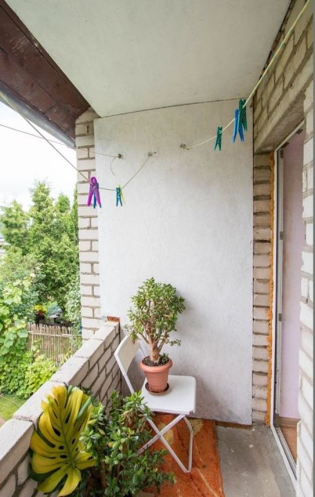 Parduodama tvarkinga ir jauki 2 auk&scaron;tų gyvenamojo namo dalis i&scaron;puoselėtoje aplinkoje Pakruojo r., Žvirblonių k., Simani&scaron;kių g. 21.