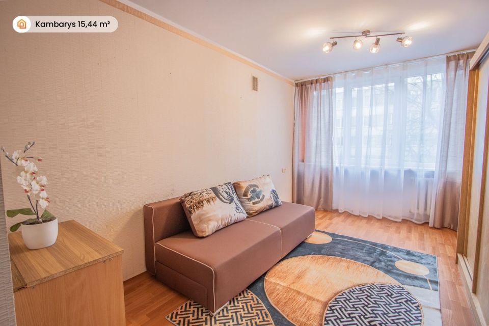 Parduodamas 1 kambario butas su visais patogumais, bendrabučio tipo name, adresu Nemuno g. 12, Panevėžyje