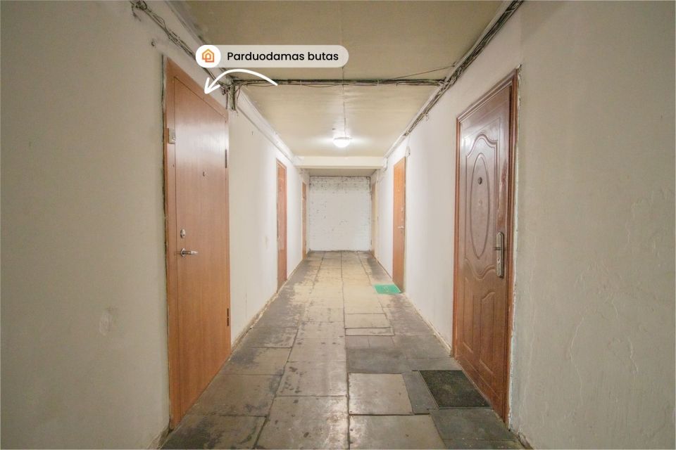 Parduodamas 1 kambario butas su visais patogumais, bendrabučio tipo name, adresu Nemuno g. 12, Panevėžyje