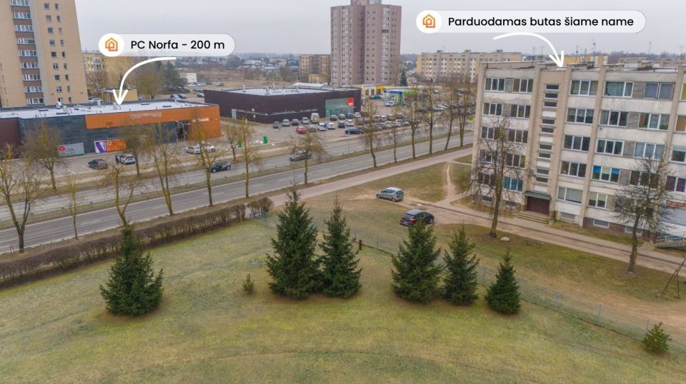 Parduodamas 1 kambario butas su visais patogumais, bendrabučio tipo name, adresu Nemuno g. 12, Panevėžyje