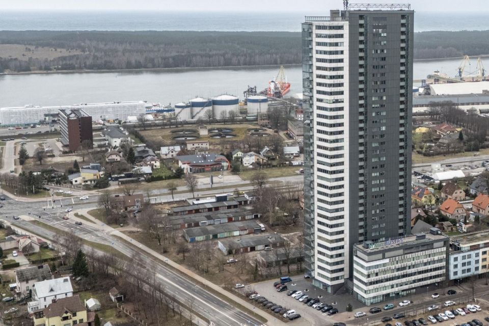 Parduodamas 2 kambarių butas su privačiu žemės sklypu Gėlių g. 27, Klaipėdoje