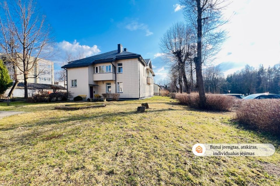 Parduodamas 3-jų kambarių butas, su individualiu įėjimu. Vilniaus g. 94, Molėtai