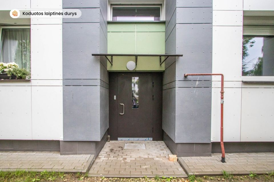 Parduodamas 3 kambarių butas, renovuotame, mūriniame name, adresu V. Kudirkos g. 15, N. Akmenėje