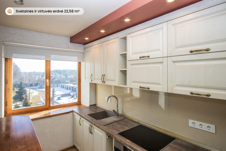 Parduodamas 2 kambarių, 50 kv.m. butas su židiniu ir pirtimi &scaron;alia Sablauskių tvenkinio, Akmenės r.