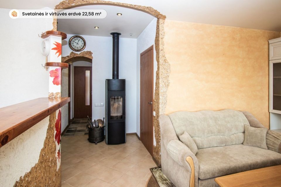 Parduodamas 2 kambarių, 50 kv.m. butas su židiniu ir pirtimi &scaron;alia Sablauskių tvenkinio, Akmenės r.