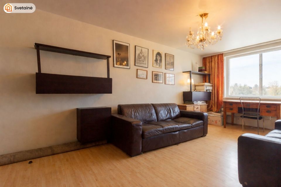 Parduodamas erdvus 3 kambarių butas Debreceno g.-32, Klaipėdoje, pietinėje miesto dalyje.