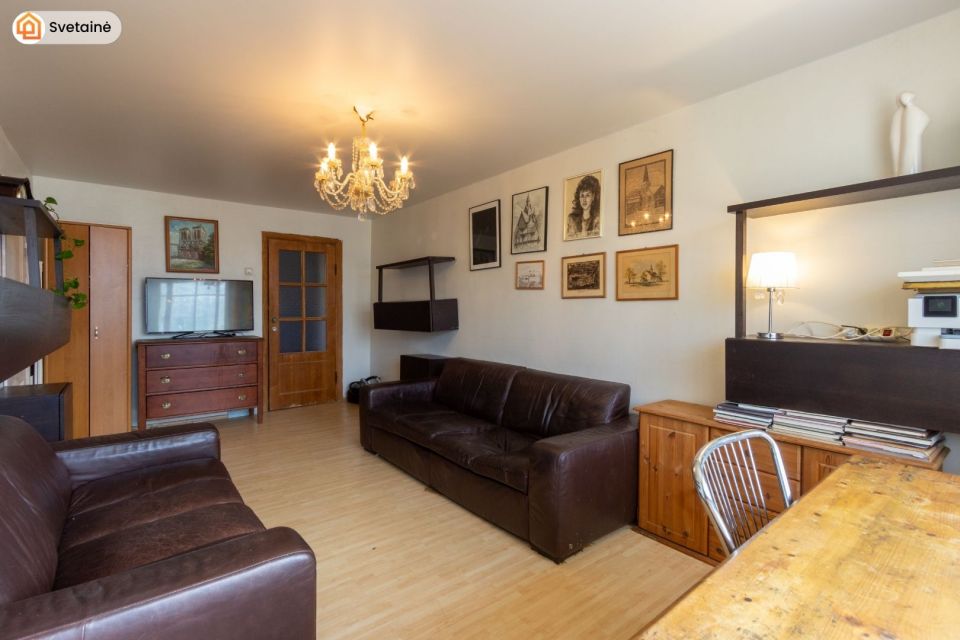 Parduodamas erdvus 3 kambarių butas Debreceno g.-32, Klaipėdoje, pietinėje miesto dalyje.