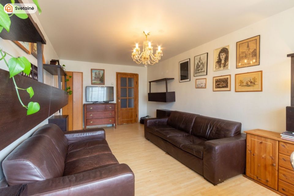 Parduodamas erdvus 3 kambarių butas Debreceno g.-32, Klaipėdoje, pietinėje miesto dalyje.