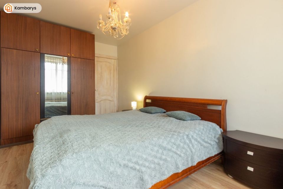 Parduodamas erdvus 3 kambarių butas Debreceno g.-32, Klaipėdoje, pietinėje miesto dalyje.