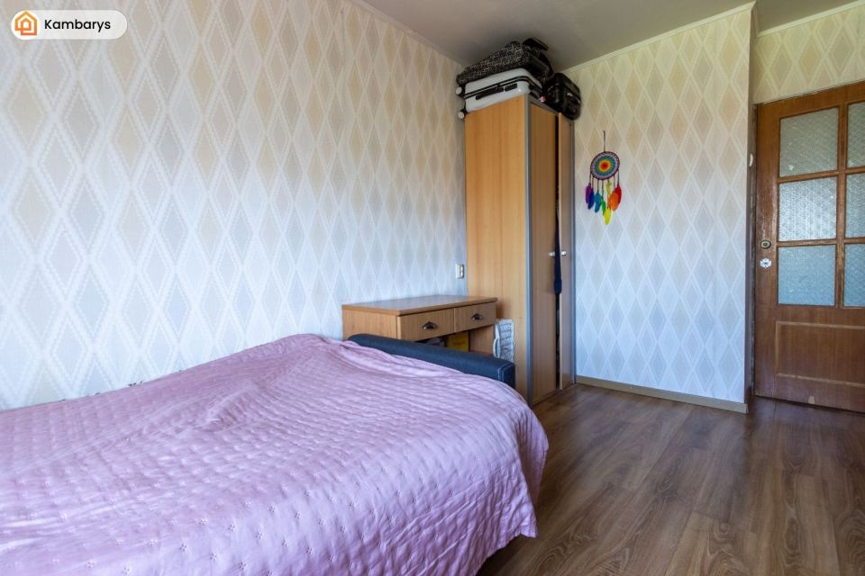 Parduodamas erdvus 3 kambarių butas Debreceno g.-32, Klaipėdoje, pietinėje miesto dalyje.