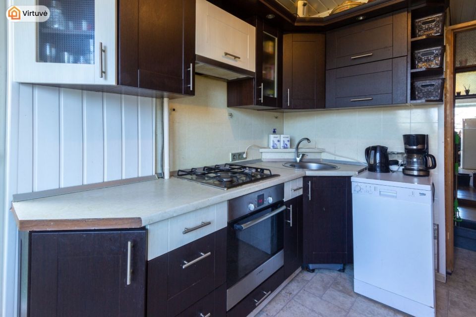 Parduodamas erdvus 3 kambarių butas Debreceno g.-32, Klaipėdoje, pietinėje miesto dalyje.