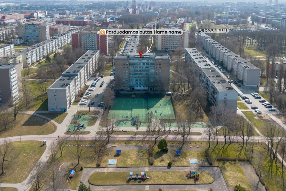 Parduodamas erdvus 3 kambarių butas Debreceno g.-32, Klaipėdoje, pietinėje miesto dalyje.