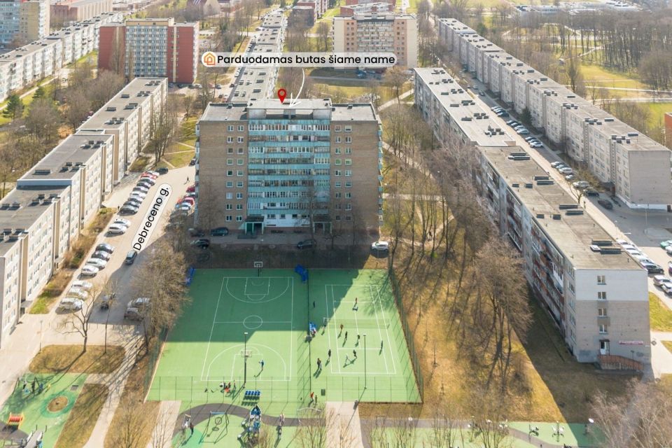 Parduodamas erdvus 3 kambarių butas Debreceno g.-32, Klaipėdoje, pietinėje miesto dalyje.