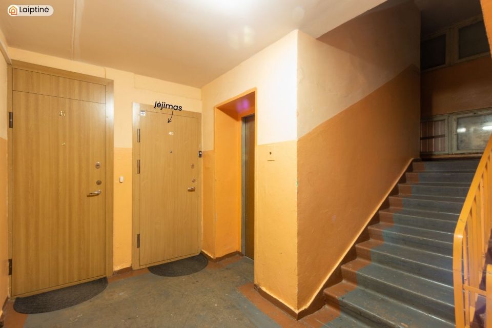 Parduodamas erdvus 3 kambarių butas Debreceno g.-32, Klaipėdoje, pietinėje miesto dalyje.