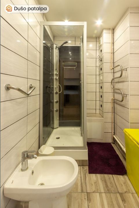 Parduodamas erdvus 3 kambarių butas Debreceno g.-32, Klaipėdoje, pietinėje miesto dalyje.