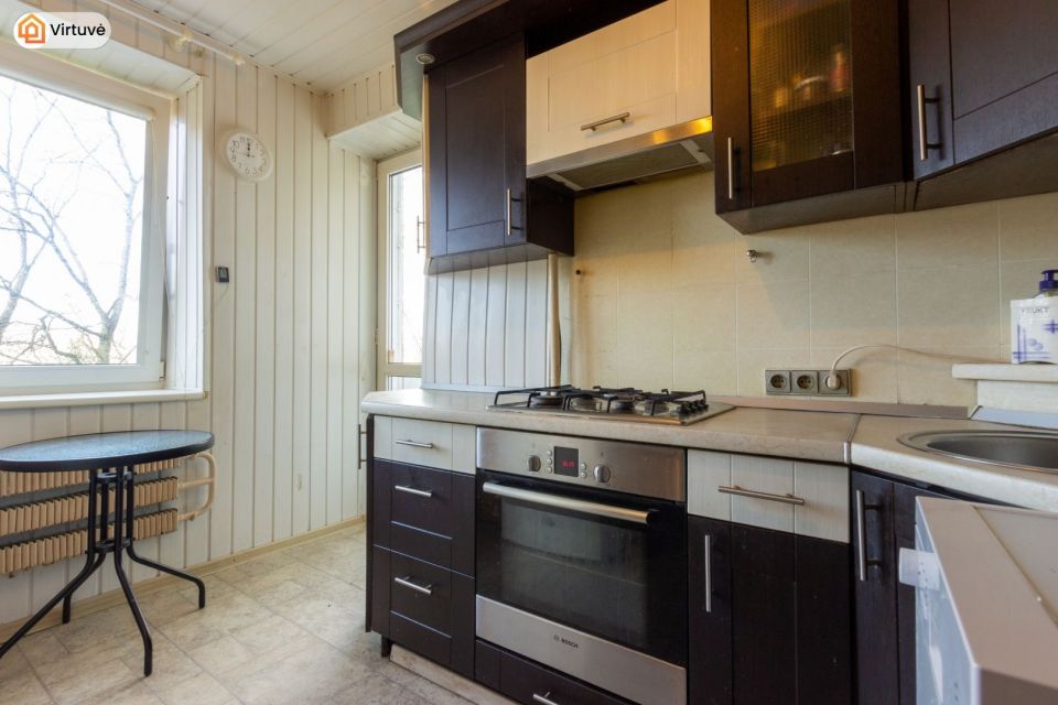 Parduodamas erdvus 3 kambarių butas Debreceno g.-32, Klaipėdoje, pietinėje miesto dalyje.