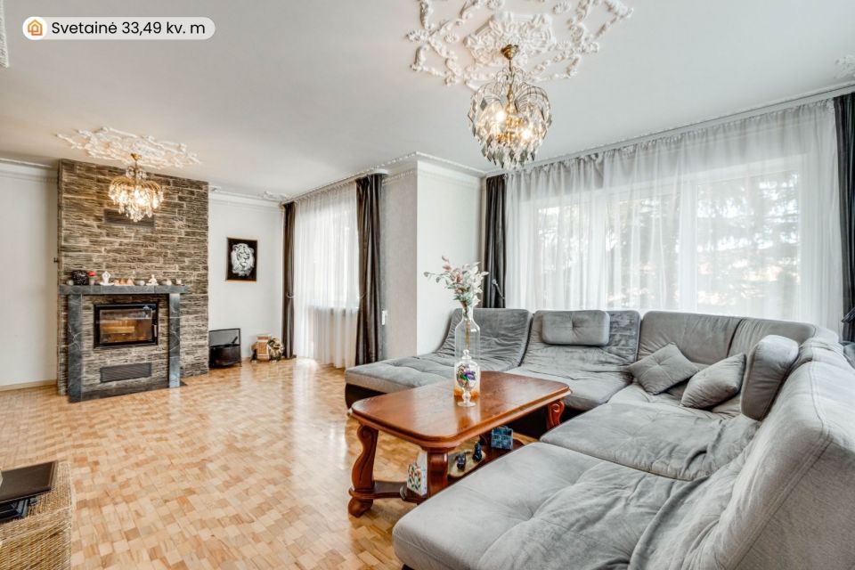 Parduodamas erdvus, mūrinis namas su 29,30 arų žemės sklypu Pievų g., Tytuvėnuose