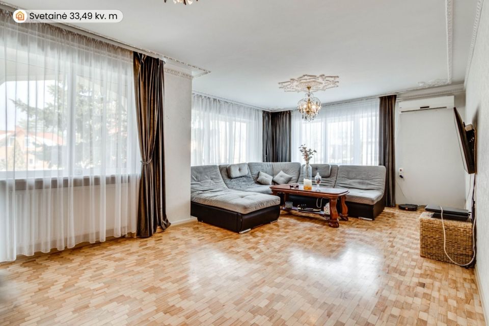 Parduodamas erdvus, mūrinis namas su 29,30 arų žemės sklypu Pievų g., Tytuvėnuose