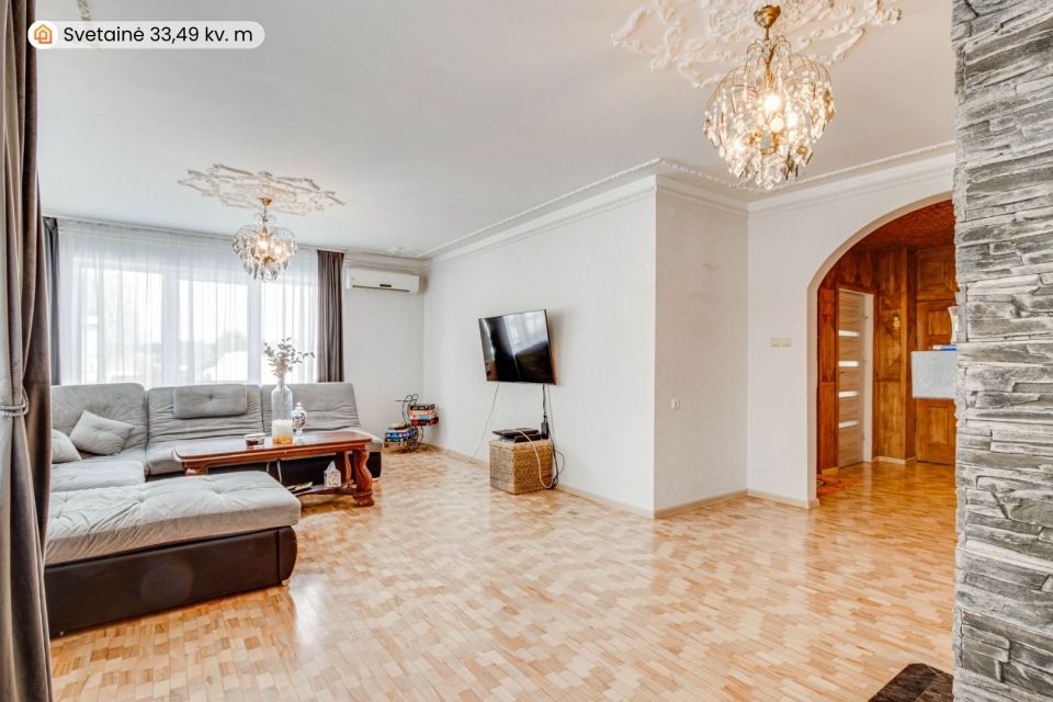 Parduodamas erdvus, mūrinis namas su 29,30 arų žemės sklypu Pievų g., Tytuvėnuose