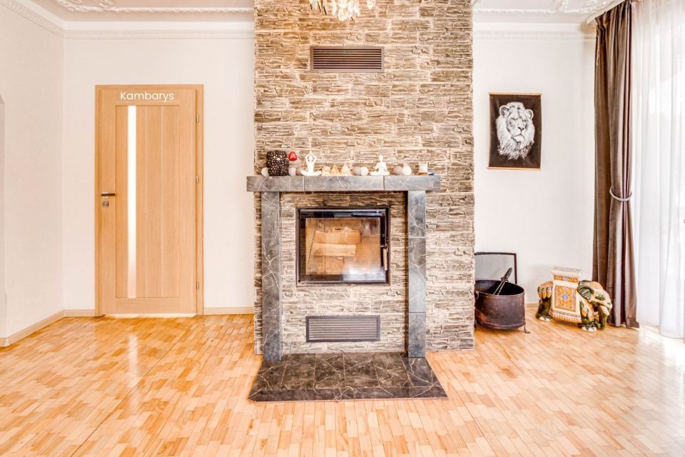 Parduodamas erdvus, mūrinis namas su 29,30 arų žemės sklypu Pievų g., Tytuvėnuose