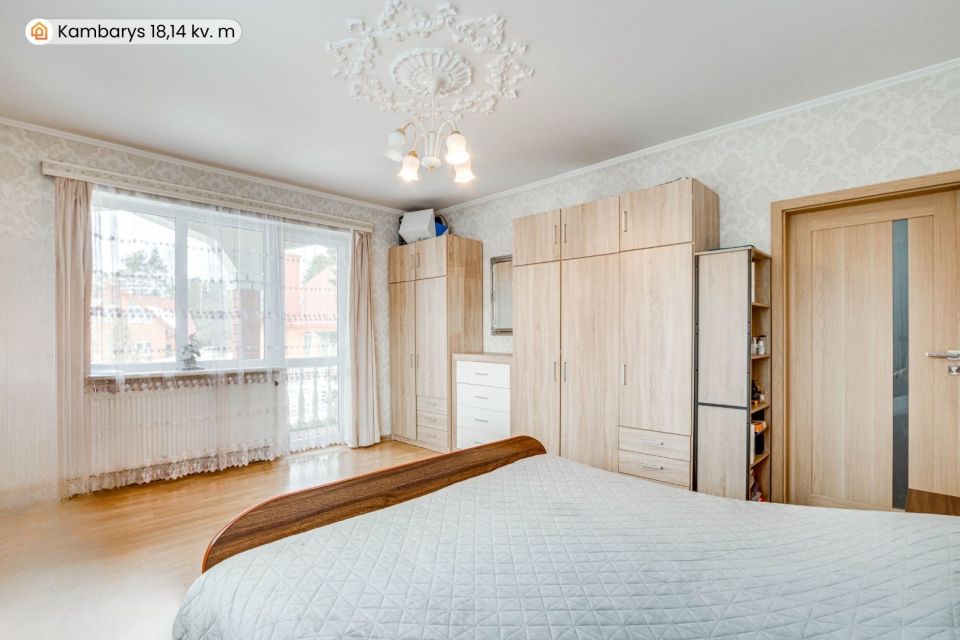 Parduodamas erdvus, mūrinis namas su 29,30 arų žemės sklypu Pievų g., Tytuvėnuose