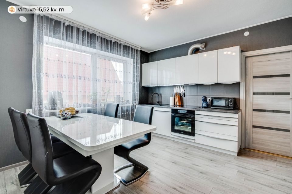 Parduodamas erdvus, mūrinis namas su 29,30 arų žemės sklypu Pievų g., Tytuvėnuose