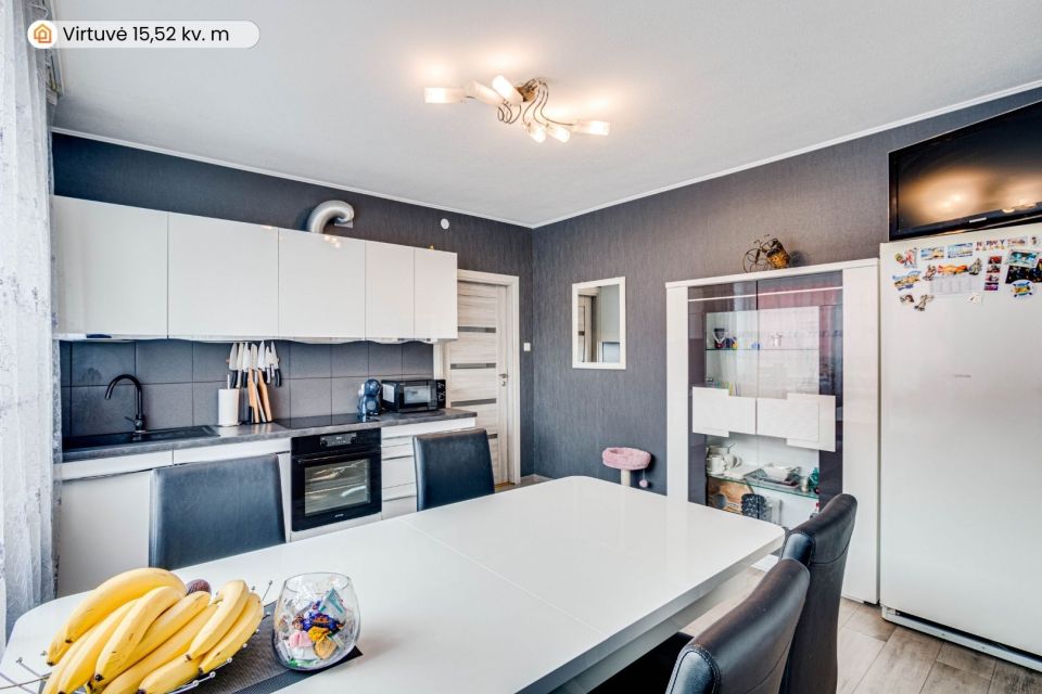 Parduodamas erdvus, mūrinis namas su 29,30 arų žemės sklypu Pievų g., Tytuvėnuose